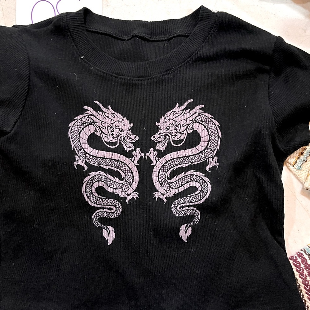 Short sleeve dragon crop top